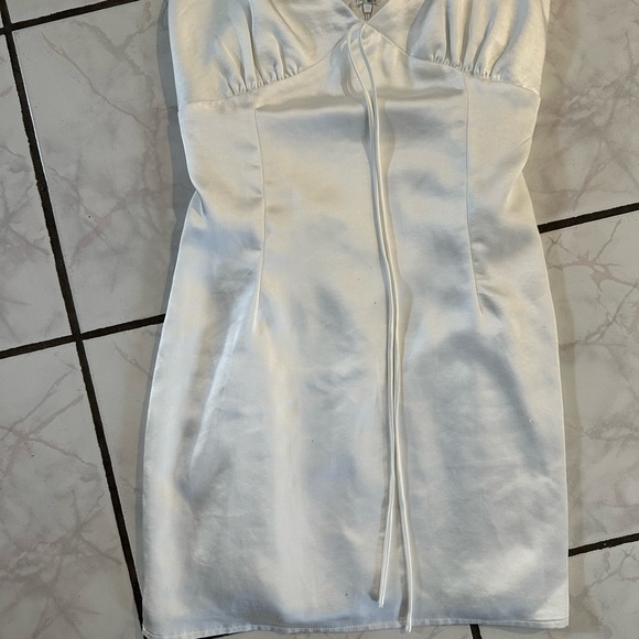 Lioness white satin dress - Picture 6 of 11